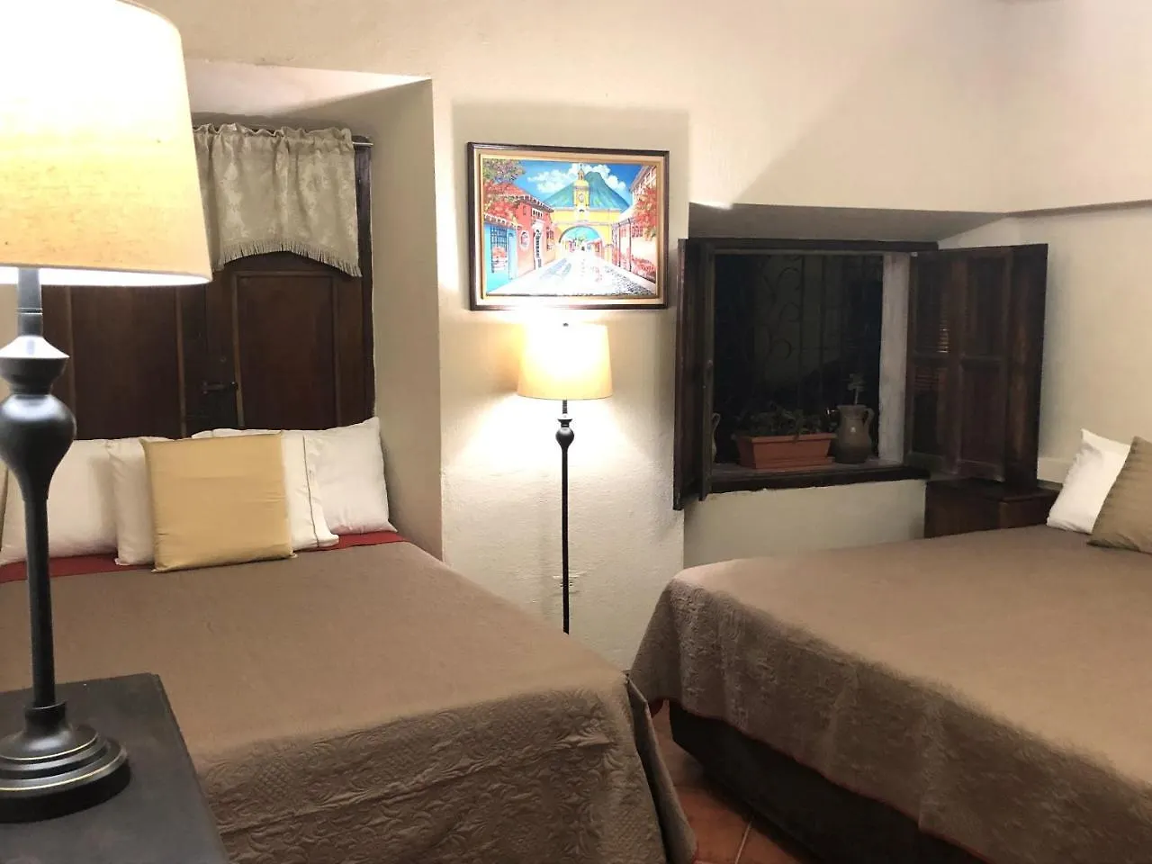 Hotel Mansion Del Rey アンティグア・グアテマラ ホステル